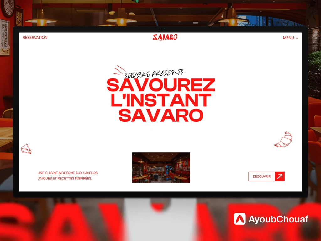 Image de couverture du projet Savaro présentant la maquette du site de restaurant sur un écran d'ordinateur avec des formes géométriques 3D rouges, conçue par le webdesigner freelance Ayoub Chouaf.